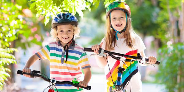 Děti jezdí na kolech